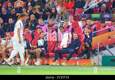 DFB-Cheftrainer Julian Nagelsmann, Bundestrainer, Nationaltrainer, Sandro Wagner, Benjamin Glück, Assistenztrainer DFB DFB Teamarzt, Dr. Jochen HAHNE , Oliver Baumann, DFB 12, Emre Can, DFB 23 Alexander Nübel, DFB 21 Robin Koch, DFB 2 Waldemar Anton, DFB 3 Chris Führich, DFB 11 Maximilian Beier, DFB 14 Aleksadar Pavlovic, DFB 16 Angelo Stiller, DFB 19 Benjamin Henrichs, DFB 20 Hans-Dieter Hermann, Psychologe DFB Team in der UEFA Nations League 2-2 in der Saison 2024 in 2024/2025 Amsterdam, NIEDERLANDE, 10. September 2024, NIEDERLANDE. Fotograf: Peter Schatz Stockfoto