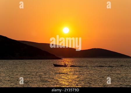 Kleines Boot in der wunderschönen Bucht von Osor auf der Insel Cres-Losinj in der Adria in Kroatien bei Sonnenuntergang Stockfoto