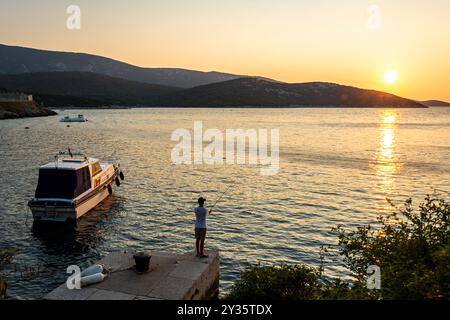 Einsamer Fischer in der wunderschönen Bucht von Osor auf der Insel Cres-Losinj in der Adria, Kroatien Stockfoto