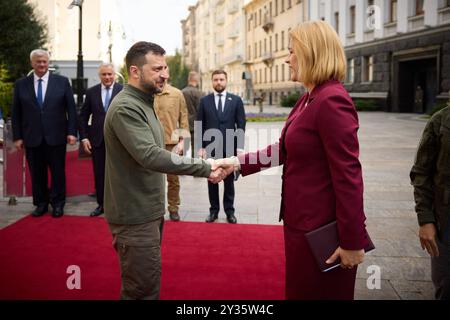 Ukrainischer Präsident Wolodymyr Zelensky empfängt lettischen Premierminister Evika Silina der ukrainische Präsident Wolodymyr Zelensky empfängt am 12. September 2024 in Kiew den lettischen Premierminister Evika Silina. Foto von PRÄSIDENT DER UKRAINE apaimages Ukraine Ukraine Ukraine Ukraine Ukraine 120924 Ukraine UPO 009.jpeg Copyright: XapaimagesxPRESIDENTxOFxUKRAINExxapaimagesx Stockfoto