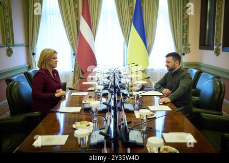 Ukrainischer Präsident Wolodymyr Zelensky empfängt lettischen Premierminister Evika Silina der ukrainische Präsident Wolodymyr Zelensky empfängt am 12. September 2024 in Kiew den lettischen Premierminister Evika Silina. Foto von PRÄSIDENT DER UKRAINE apaimages Ukraine Ukraine Ukraine Ukraine Ukraine 120924 Ukraine UPO 007.jpeg Copyright: XapaimagesxPRESIDENTxOFxUKRAINExxapaimagesx Stockfoto