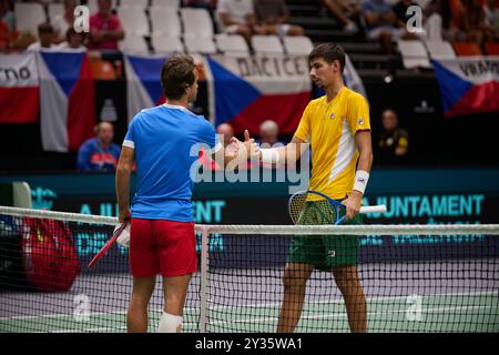 Tomas Machac vom tschechischen Team (L) und Alexei Popyrin vom australischen Team während des Davis Cup Final Gruppe B Einzelspiels am 12. September 2024 in Pabell Stockfoto