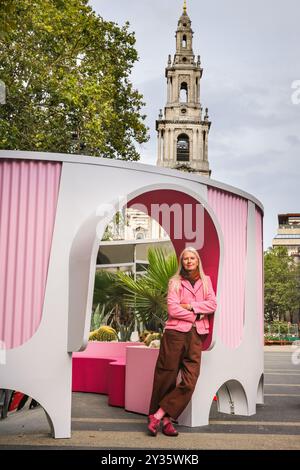 London, Großbritannien. September 2024. Künstlerin Nina Tolstrup mit dem Pavillon „The Dream: Infinity Garden“. Das London Design Festival Wahrzeichen-Projekt „Pavilions of Wonder“ von Nina Tolstrup wird von Barbie präsentiert und besucht Greater Palm Springs. Die Installation im Strand Aldwych verbindet das lebendige Wesen des Barbie Dream House mit der ikonischen modernen Architektur von Greater Palm Springs in drei fesselnden, interaktiven Pavillons: Der Traum: Infinity Garden, der Discover: Design Stories Pavillon und der Reflect: Playful Pauses Pavillon. LDF läuft im September 14-22 in London. Stockfoto