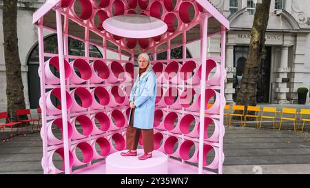 London, Großbritannien. September 2024. Künstlerin Nina Tolstrup mit dem Pavillon „Reflect: Playful Pauses“. Das London Design Festival Wahrzeichen-Projekt „Pavilions of Wonder“ von Nina Tolstrup wird von Barbie präsentiert und besucht Greater Palm Springs. Die Installation im Strand Aldwych verbindet das lebendige Wesen des Barbie Dream House mit der ikonischen modernen Architektur von Greater Palm Springs in drei fesselnden, interaktiven Pavillons: Der Traum: Infinity Garden, der Discover: Design Stories Pavillon und der Reflect: Playful Pauses Pavillon. LDF läuft im September 14-22 in London. Stockfoto