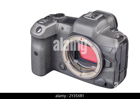Schwarzes, spiegelloses Kameragehäuse, isoliert auf weißem Hintergrund Stockfoto