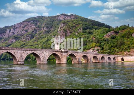 Alte Steinbrücke auf dem Fluss Drina in Visegrad Bosnien, Landschaft Stockfoto