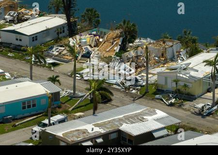 Zerstört durch Hurrikan Starkwind Häuser in Vorstädten in Florida Wohnmobil Wohngebiet. Folgen von Naturkatastrophen Stockfoto