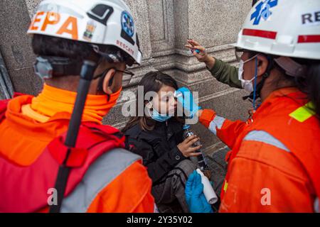 Buenos Aires, Argentinien. September 2024. Rentner protestieren rund um den argentinischen Kongress gegen das Veto von Präsident Javier Milei gegen das Rentenmobilität-Gesetz. Nachdem das Ergebnis der Abstimmung in der Abgeordnetenkammer bekannt war, kam es zu Auseinandersetzungen zwischen Sicherheitskräften und einigen Demonstranten. (Kreditbild: © Roberto Almeida Aveledo/ZUMA Press Wire) NUR REDAKTIONELLE VERWENDUNG! Nicht für kommerzielle ZWECKE! Stockfoto