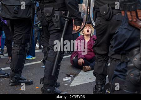 Buenos Aires, Argentinien. September 2024. Rentner protestieren rund um den argentinischen Kongress gegen das Veto von Präsident Javier Milei gegen das Rentenmobilität-Gesetz. Nachdem das Ergebnis der Abstimmung in der Abgeordnetenkammer bekannt war, kam es zu Auseinandersetzungen zwischen Sicherheitskräften und einigen Demonstranten. (Kreditbild: © Roberto Almeida Aveledo/ZUMA Press Wire) NUR REDAKTIONELLE VERWENDUNG! Nicht für kommerzielle ZWECKE! Stockfoto