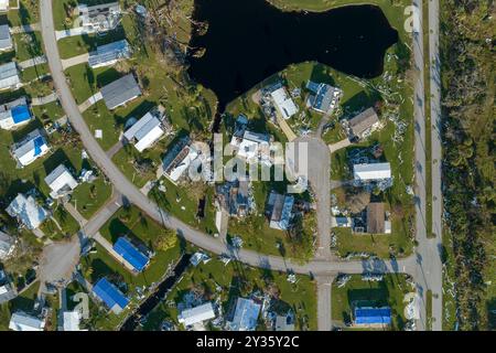 Zerstört durch starken Hurrikan Winde Vorstadthäuser in Florida Wohnmobil Wohngebiet. Folgen von Naturkatastrophen Stockfoto