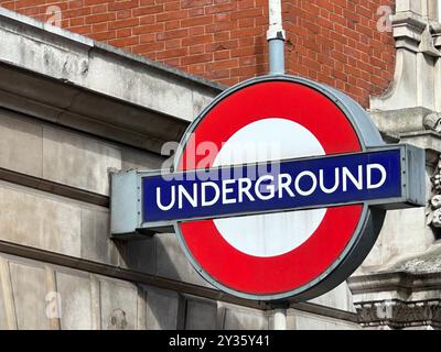 London, Großbritannien. September 2024. Ein Schild zur U-Bahn. Quelle: Benedikt von Imhoff/dpa/Alamy Live News Stockfoto