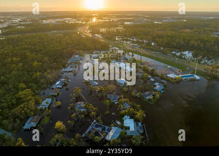 Überflutete Häuser durch Hurrikan Ian Regen in Florida Wohngebiet. Folgen einer Naturkatastrophe Stockfoto