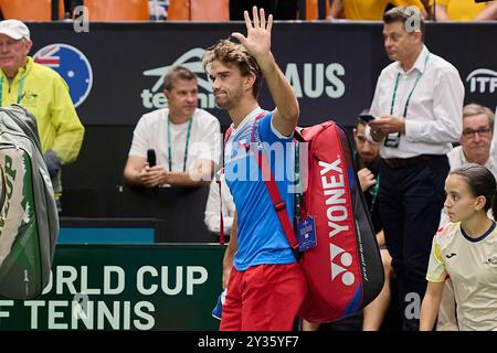 Valencia, Spanien. September 2024. VALENCIA, SPANIEN - 12. SEPTEMBER: Tomas Machac aus Tschechien scheidet wegen Verletzung gegen Alexei Popyrin aus Australien während der Davis Cup Finals Gruppenphase 2024 Valencia Spiel zwischen Australien und Tschechien im Pabellon Fuente de San Luis am 12. September 2024 in Valencia aus. (Foto von Francisco Macia/Photo Players Images/Magara Press) Credit: Magara Press SL/Alamy Live News Stockfoto