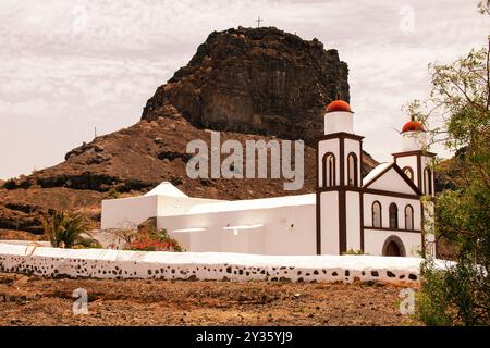 Blick auf die Kapelle unserer Lieben Frau vom Schnee „Ermita Nuestra Señora de las Nieves“, ein beliebtes Fotomotiv in Puerto de las Nieves, Las Palmas, Gran Can Stockfoto