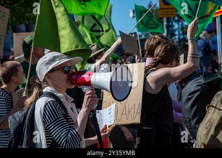 Demonstrant mit Megaphon, der den Gesang bei der Extinction Rebellion in Finnland bei der Sturmwarnung gegen den Klimawandel in Helsinki, Finnland, anführt Stockfoto