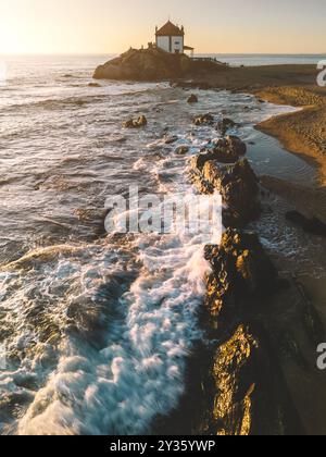 Vertikale Ansicht der Kapelle Senhor da Pedra in Miramar, Portugal Stockfoto