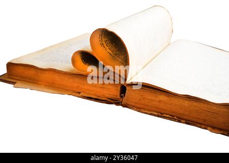 Ein geöffnetes, sehr altes Buch auf Arabisch auf weißem Hintergrund Stockfoto