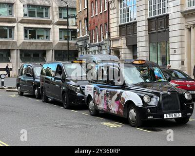 London, Großbritannien. September 2024. Taxis warten auf Kunden. Quelle: Benedikt von Imhoff/dpa/Alamy Live News Stockfoto