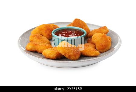 Teller mit heißer Chili-Sauce und Nuggets isoliert auf weiß Stockfoto