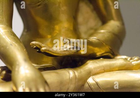 Buddha Shakyamuni, goldene Skulptur, erhalten im MAO Oriental Art Museum in Turin. Der Buddha in seiner meditativen Position der Lotusblume, mit Details Stockfoto