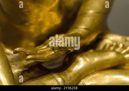 Buddha Shakyamuni, goldene Skulptur, erhalten im MAO Oriental Art Museum in Turin. Der Buddha in seiner meditativen Position der Lotusblume, mit Details Stockfoto