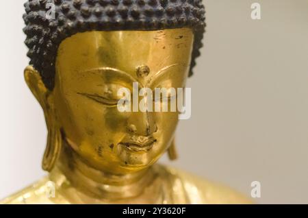 Buddha Shakyamuni, goldene Skulptur, erhalten im MAO Oriental Art Museum in Turin. Der Buddha in seiner meditativen Position der Lotusblume, Stockfoto