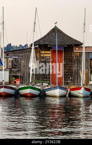 Segelboote verfügbar im Center for Wooden Boats on Lake Union, Seattle, Washington, USA [keine Veröffentlichungen; nur redaktionelle Lizenzierung] Stockfoto