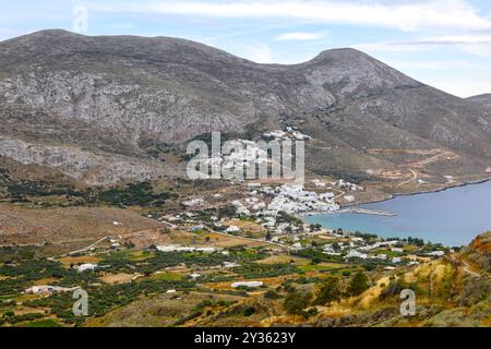 Ormos Egialis Bay (Aegiali) an der Nordseite von Amorgos. Aegiali ist ein beliebtes touristisches Dorf. Kykladen, Griechenland Stockfoto