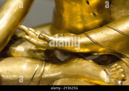 Buddha Shakyamuni, goldene Skulptur, erhalten im MAO Oriental Art Museum in Turin. Der Buddha in seiner meditativen Position der Lotusblume, mit Details Stockfoto