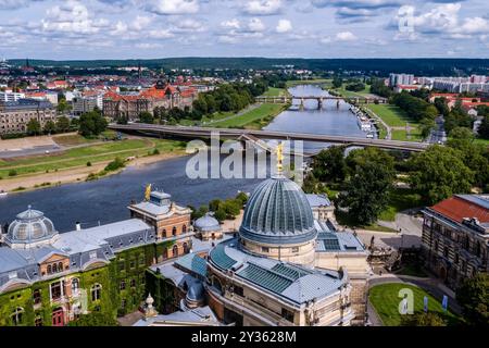 Aus der Vogelperspektive auf das Elbtal und die teilweise eingestürzte Carola-Brücke über die Kuppel der Akademie der Künste. Dresden Sachsen Deutschland FB 2020 3060 Stockfoto