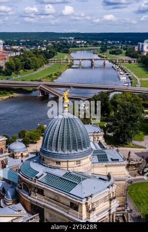 Aus der Vogelperspektive auf das Elbtal und die teilweise eingestürzte Carola-Brücke über die Kuppel der Akademie der Künste. Dresden Sachsen Deutschland FB 2020 3061 Stockfoto