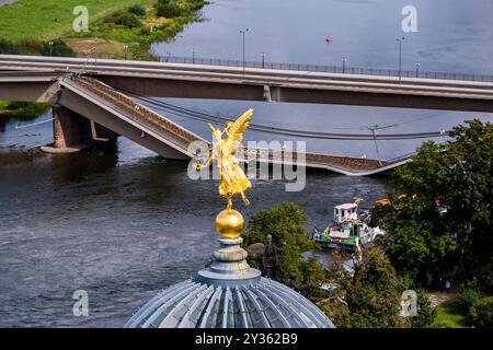 Aus der Vogelperspektive auf die goldene Statue eines Engels mit Blick auf das Elbtal und die teilweise eingestürzte Carola-Brücke. Dresden Sachsen Deutschland FB 2020 30 Stockfoto