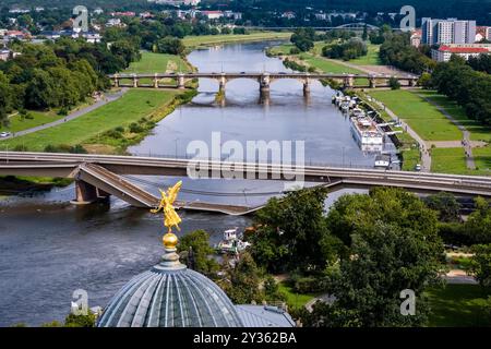 Aus der Vogelperspektive auf das Elbtal und die teilweise eingestürzte Carola-Brücke über die Kuppel der Akademie der Künste. Dresden Sachsen Deutschland FB 2020 3062 Stockfoto