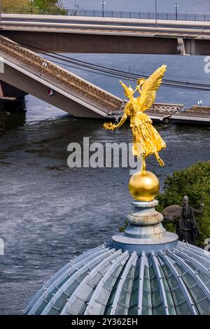 Aus der Vogelperspektive auf die goldene Statue eines Engels mit Blick auf das Elbtal und die teilweise eingestürzte Carola-Brücke. Dresden Sachsen Deutschland FB 2020 30 Stockfoto