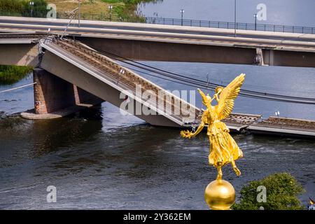 Aus der Vogelperspektive auf die goldene Statue eines Engels mit Blick auf das Elbtal und die teilweise eingestürzte Carola-Brücke. Dresden Sachsen Deutschland FB 2020 30 Stockfoto