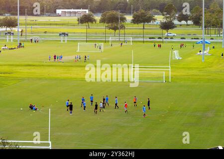 Schulkinder trainieren im Fußballstadion im Sportpark in North Port, Florida Stockfoto