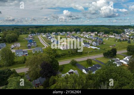 Geräumige neue Einfamilienhäuser im Upstate New York Wohngebiet. Immobilienentwicklung in amerikanischen Vorstädten Stockfoto