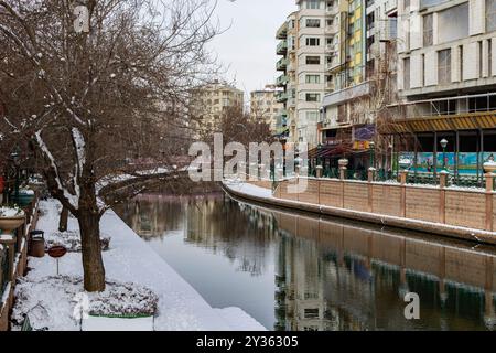 Der Winter bietet einen schneebedeckten Kanal im urbanen Wunderland in eskisehir, türkei Stockfoto