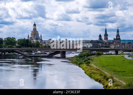 Die teilweise eingestürzte Carola-Brücke, die in die Elbe einbrach, die Marienkirche und die Akademie der Künste in der Ferne. Dresden Sachsen Ge Stockfoto