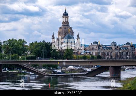 Die teilweise eingestürzte Carola-Brücke, die in die Elbe einbrach, die Marienkirche und die Akademie der Künste in der Ferne. Dresden Sachsen Ge Stockfoto