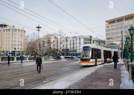 Moderne Straßenbahn im Winter durch die verschneite Stadtlandschaft in eskisehir, türkei Stockfoto