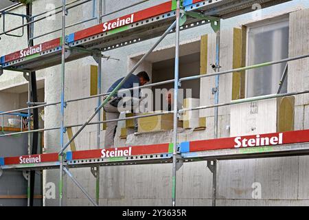 Energetische Waermedaemmung an der Fassade eines Altbaus Renovieren an einem aelteren Wohnhaus. Verputzen einer Fassade,Putz,Fassadendaemmung an einem Altbau,aelteres Haus, Arbeiter,Daemmplatten,Hausfassade,Aussenwand,Geruest,Fassade,Aussenverkleidung,Daemmung. Sanierung,Vollwaermeschutz,Baustelle,Wohnbau,Wohnhaus,Eigentumswohnung, *** energetische Wärmedämmung an der Fassade eines Altbaus Renovierung an einem älteren Wohngebäude Verputzen einer Fassade, Putz, Fassadendämmung an einem Altbau, älteres Haus, Arbeiter, Dämmplatten, Hausfassade, Außenwand, Gerüst, Fassade, Stockfoto