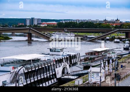 Die teilweise eingestürzte Carola-Brücke, die in die Elbe abgestürzt ist, liegen Ausflugsboote der Sächsischen Dampfschifffahrt am Ufer an. Dresden Sax Stockfoto