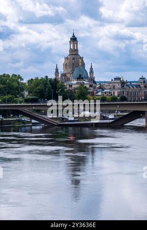 Die teilweise eingestürzte Carola-Brücke, die in die Elbe einbrach, die Marienkirche und die Akademie der Künste in der Ferne. Dresden Sachsen Ge Stockfoto