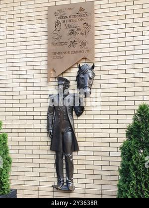 Pjatigorsk, Russland, 6. Mai 2024. BAS-Relief von M.Y. Lermontow an der Backsteinmauer eines Cafés in Pjatigorsk. Das Basrelief ist dem Leben und d gewidmet Stockfoto