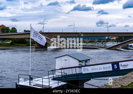 Die teilweise eingestürzte Carola-Brücke, die in die Elbe hinuntergebrochen ist, ein leerer Steg der Sächsischen Dampfschifffahrt am Ufer. Dresden Sachsen Ge Stockfoto