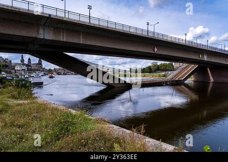 Die teilweise eingestürzte Carola-Brücke, in die Elbe hinuntergebrochen, Gebäude des barocken Stadtteils in der Ferne. Dresden Sachsen Deutschland FB  Stockfoto