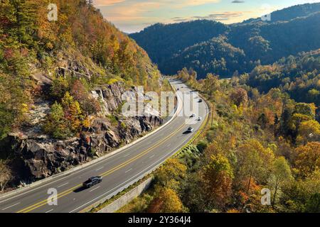 Breite mehrspurige Autobahn in den USA Appalachen mit schnell fahrenden Autos. Blick über die amerikanische Verkehrsinfrastruktur Stockfoto