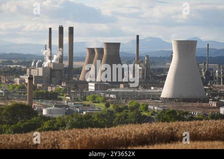 Ein Blick auf die petrochemische Anlage Grangemouth in Grangemouth. Schottlands einzige Ölraffinerie wird im zweiten Quartal 2025 mit dem Verlust von 400 Arbeitsplätzen schließen, wie bestätigt wurde. Petroineos, die Eigentümer des Werks in Grangemouth, bestätigte am Donnerstag, dass die Mitarbeiter am Standort verlegt wurden. Es wird nun zu einem reinen Importterminal werden, und die Zahl der Mitarbeiter am Standort wird in den nächsten zwei Jahren voraussichtlich von 475 auf 75 zurückgehen. Bilddatum: Donnerstag, 12. September 2024. Stockfoto