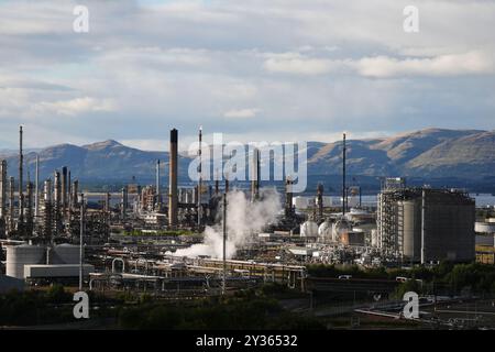 Ein Blick auf die petrochemische Anlage Grangemouth in Grangemouth. Schottlands einzige Ölraffinerie wird im zweiten Quartal 2025 mit dem Verlust von 400 Arbeitsplätzen schließen, wie bestätigt wurde. Petroineos, die Eigentümer des Werks in Grangemouth, bestätigte am Donnerstag, dass die Mitarbeiter am Standort verlegt wurden. Es wird nun zu einem reinen Importterminal werden, und die Zahl der Mitarbeiter am Standort wird in den nächsten zwei Jahren voraussichtlich von 475 auf 75 zurückgehen. Bilddatum: Donnerstag, 12. September 2024. Stockfoto